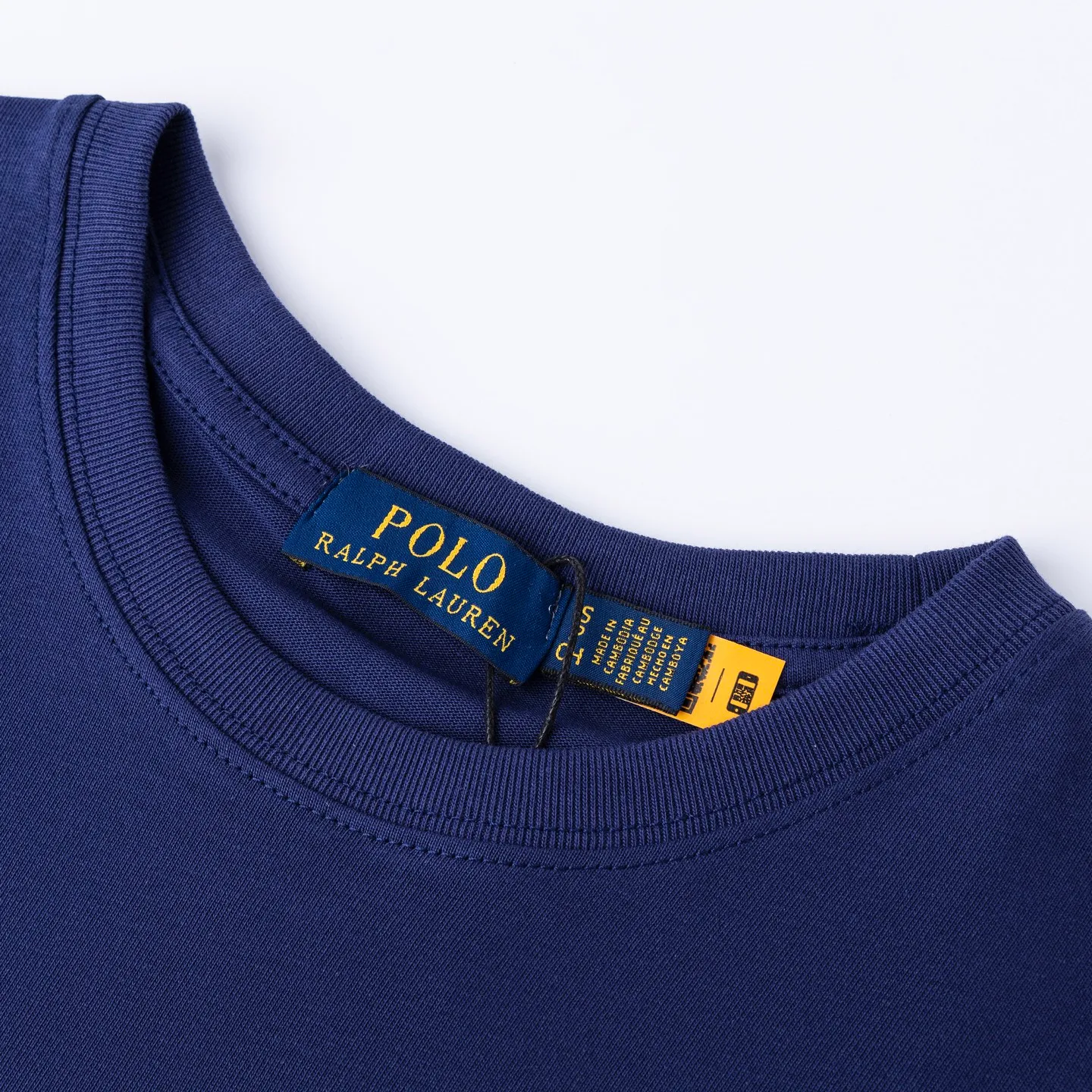 P126 Style number: 509 Ralph Lauren/Ralph Lauren 25ss simultaneously launches one-color horse embroidery round neck short sleeves. The main logo on the neck has a QR code mark, which can be scanned for verification, and the detailed horse logo embroidery is all high-density, all made with imported Tajima machines, which distinguishes low-quality products on the market. 32 counts, 240g hydrophilic toner, 100% cotton fabric, comfortable and soft, highly breathable, focusing on high-end cost-effectiveness, needless to say good quality. Available in a variety of colors, both boys and girls can try this genderless style, giving them a yuppie tone in no time. Immerse yourself in your leisurely style, and have your own style in retro. Natural, vivid, and very French romantic feelings perfectly integrate the youthful atmosphere with the trend. The clever embellishment of the horse logo embroidery carries all the eye-catching points. Color: black, white, navy blue, light gray Size: S-xL S Shoulder width 44 Bust 100 Sleeve length 22 Clothing length 68 M Shoulder width 46 Bust 104 Sleeve length 23 Clothing length 70 L Shoulder width 63 Bust 108 Sleeve length 24 Clothing length 72 xL Shoulder width 50 Bust 112 Sleeve length 25 Clothing length 74